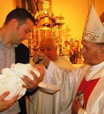 Biskup Pozaić krstio peto dijete obitelji Vrgoč
